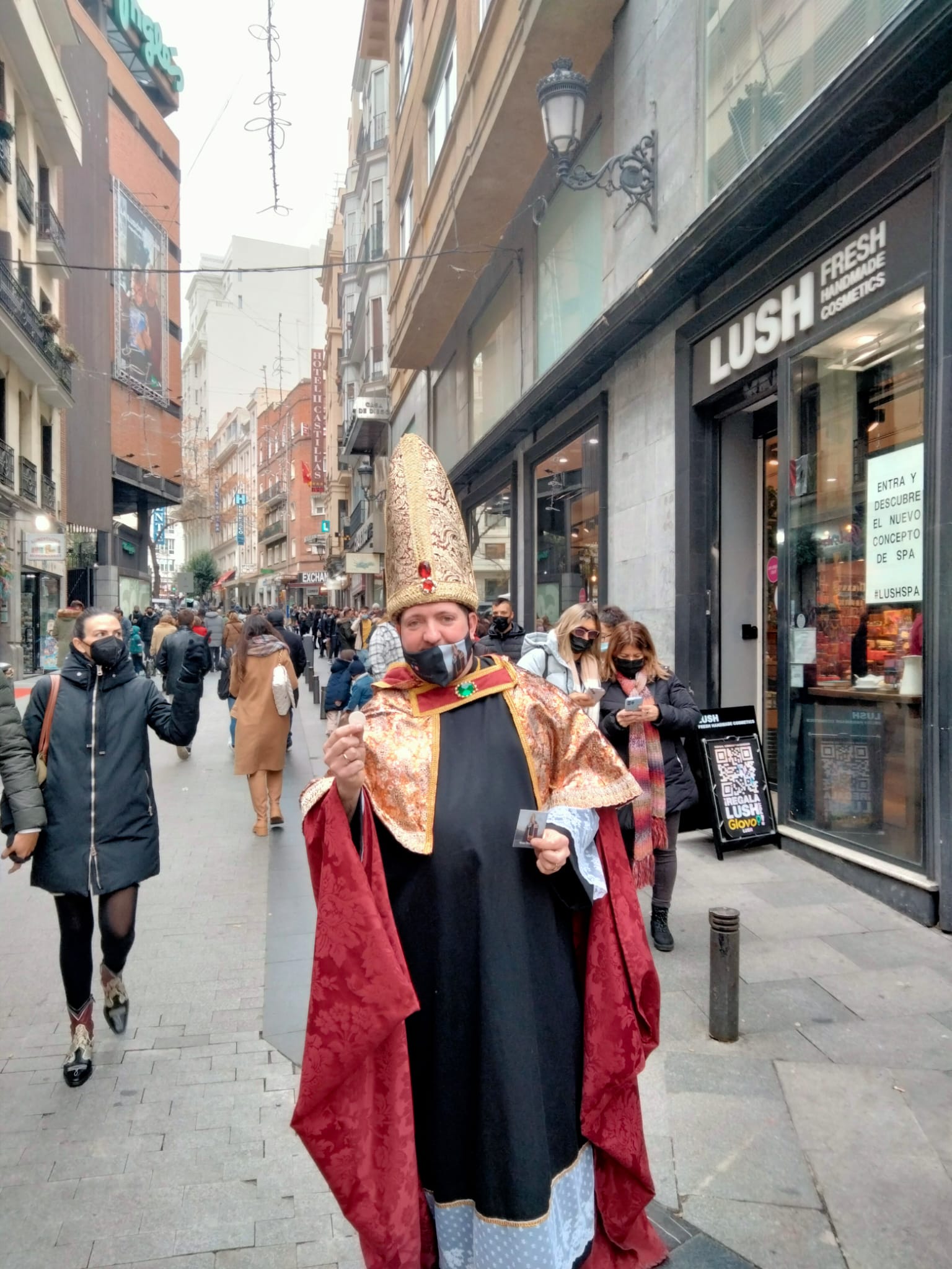 El obispo de la lotería vuelve a la céntrica administración madrileña para bendecir décimos.