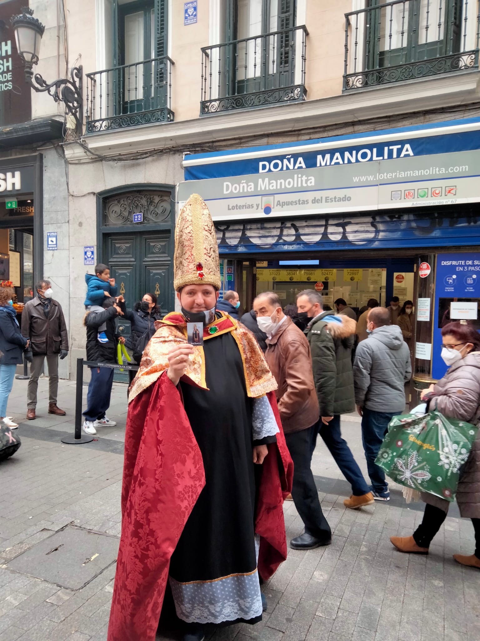 El obispo de la lotería vuelve a la céntrica administración madrileña para bendecir décimos.