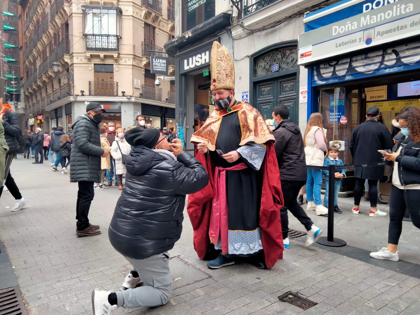 El obispo de la lotería vuelve a la céntrica administración madrileña para bendecir décimos.