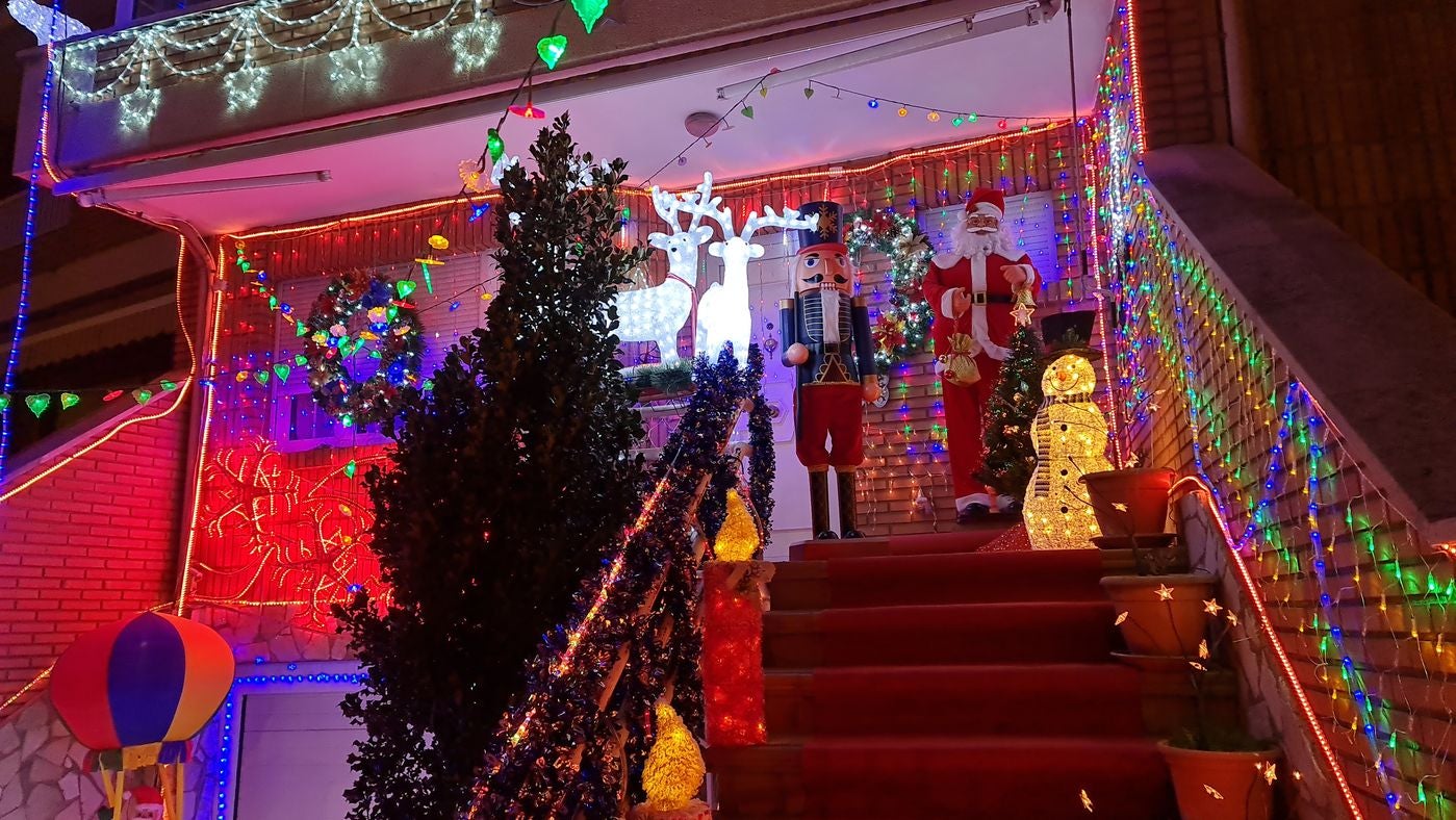 Miles de luces convierten a una vivienda de San Andrés del Rabanedo en escenario de peregrinaje para los amantes de la Navidad | Situada en el entronque de la Avenida Párroco Pablo Diez con la Calle Antonio Vázquez Fernández su presencia es todo un brindis navideño. 