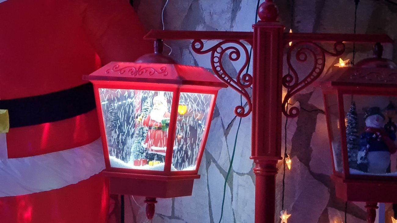 Miles de luces convierten a una vivienda de San Andrés del Rabanedo en escenario de peregrinaje para los amantes de la Navidad | Situada en el entronque de la Avenida Párroco Pablo Diez con la Calle Antonio Vázquez Fernández su presencia es todo un brindis navideño. 