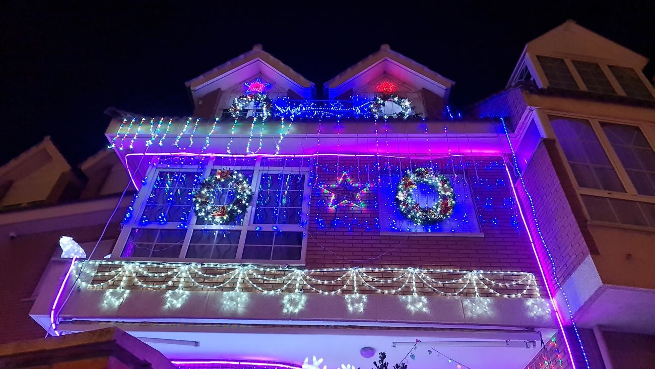 Miles de luces convierten a una vivienda de San Andrés del Rabanedo en escenario de peregrinaje para los amantes de la Navidad | Situada en el entronque de la Avenida Párroco Pablo Diez con la Calle Antonio Vázquez Fernández su presencia es todo un brindis navideño. 