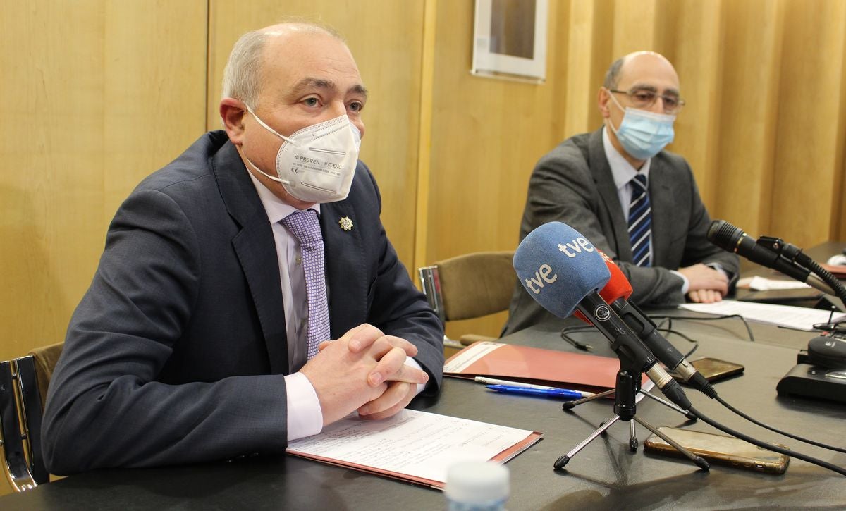 El presidente de Colproleón, José Antonio Cuba, y el secretario general de la Federación Leonesa de Entidades Locales Menores, Carlos González-Antón, explican el periodo de alegaciones abierto al proyecto de impacto ambiental de la Variante de Pajares, abierto hasta el 31 de enero.