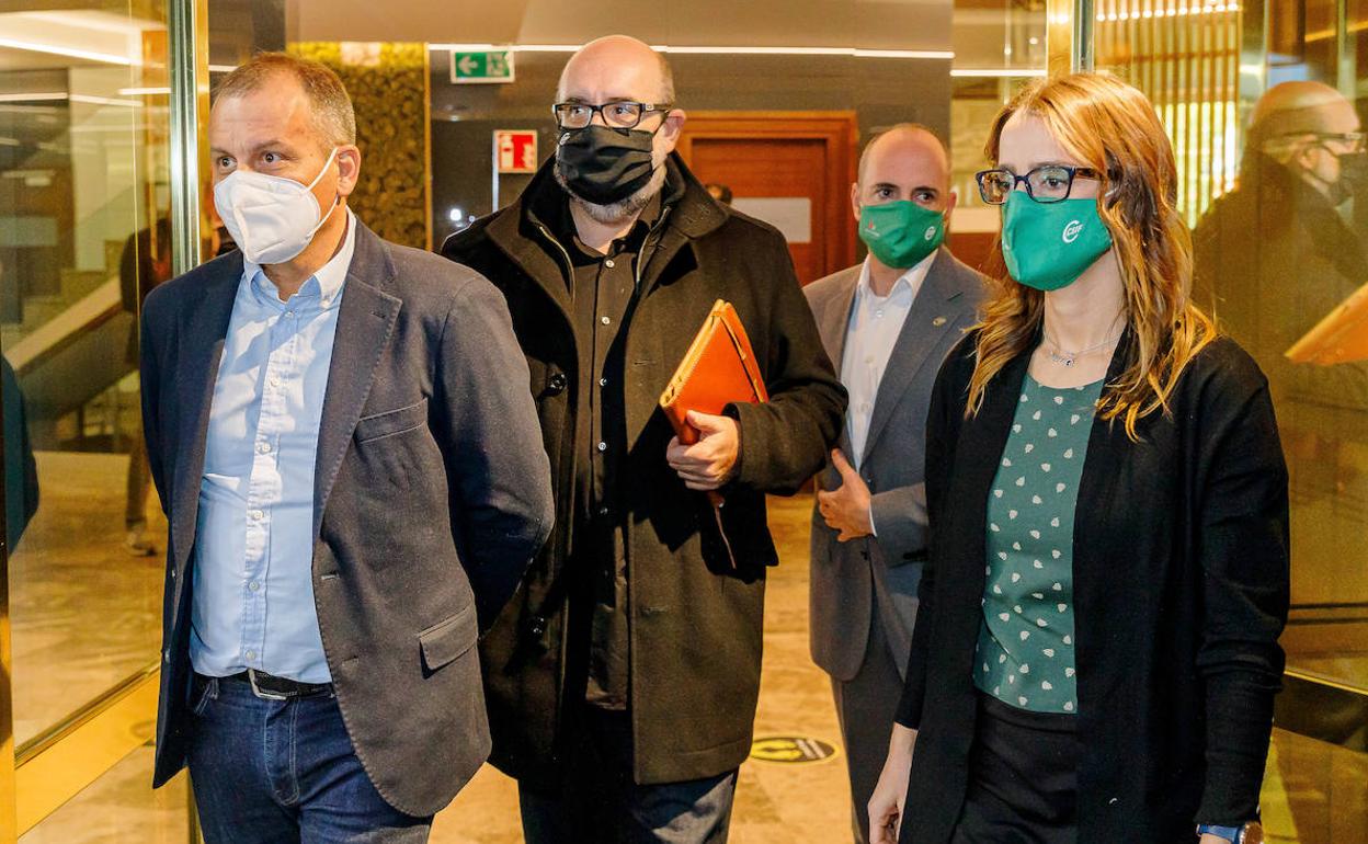 l presidente nacional de CSIF, Miguel Borra (C), junto al presidente del sector nacional de Educación, Mario Gutiérrez (I), y la presidenta del sector autonómico de Educación Castilla y León, Isabel Madruga.