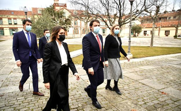 Galería. El presidente, junto a su círculo más estrecho, camina hacia su comparecencia pública. 