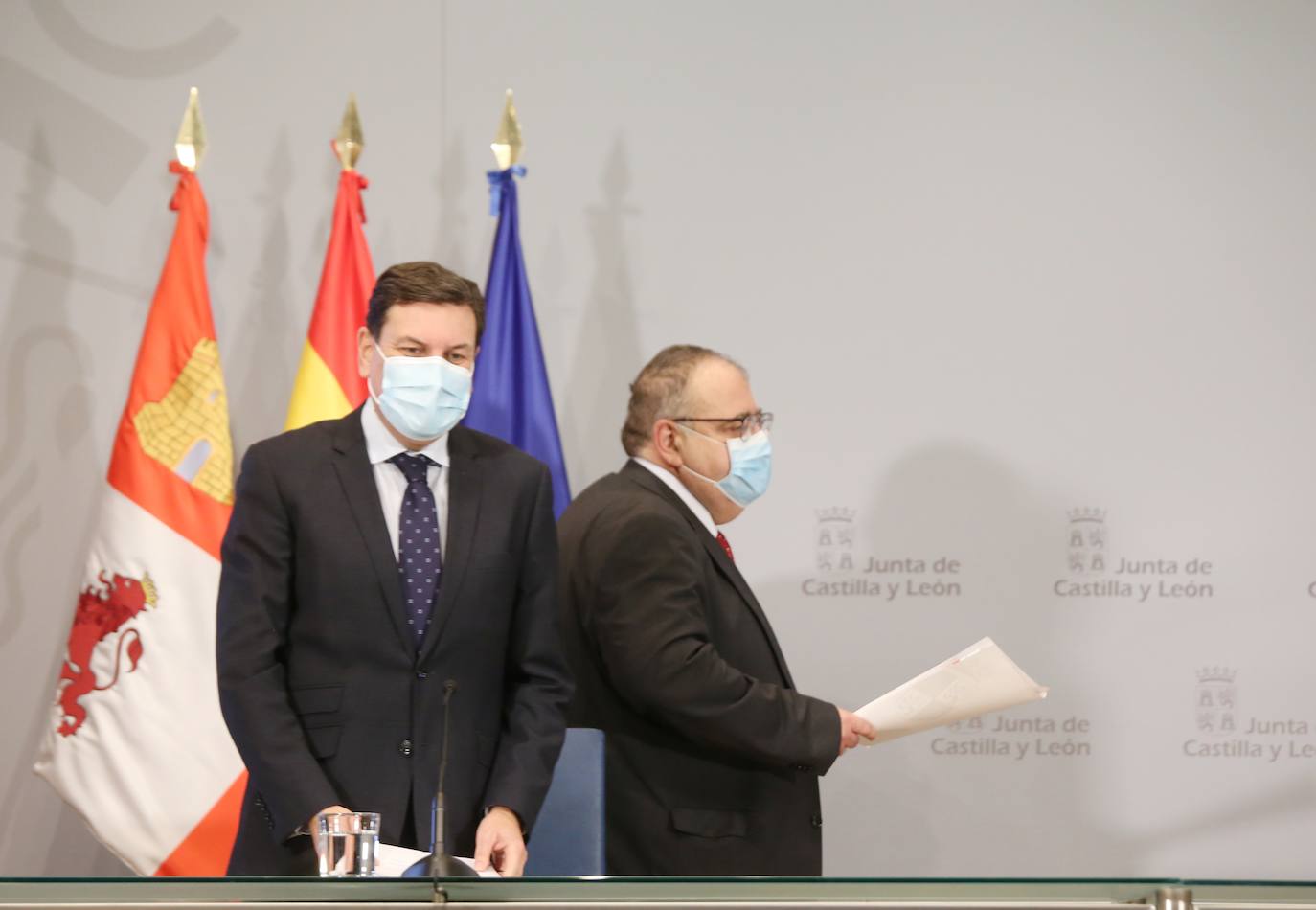 El consejero de Economía y Hacienda y portavoz de la Junta, Carlos Fernández Carriedo, y el consejero de Sanidad, Alejandro Vázquez, comparecen en rueda de prensa posterior al Consejo de Gobierno.