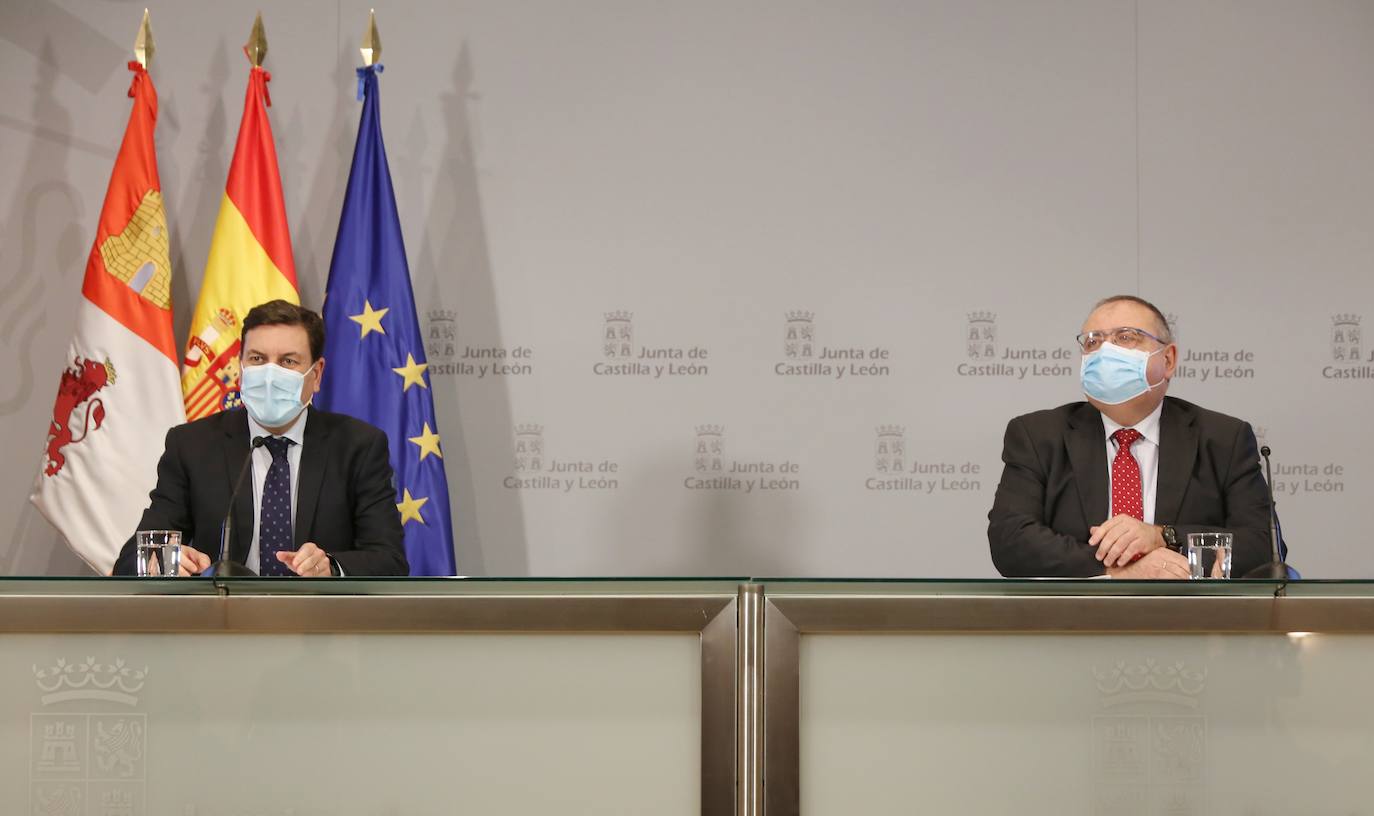 El consejero de Economía y Hacienda y portavoz de la Junta, Carlos Fernández Carriedo, y el consejero de Sanidad, Alejandro Vázquez, comparecen en rueda de prensa posterior al Consejo de Gobierno.