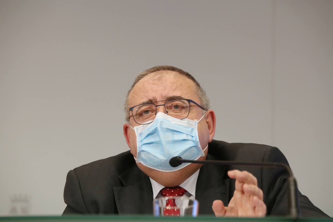 El consejero de Economía y Hacienda y portavoz de la Junta, Carlos Fernández Carriedo, y el consejero de Sanidad, Alejandro Vázquez, comparecen en rueda de prensa posterior al Consejo de Gobierno.