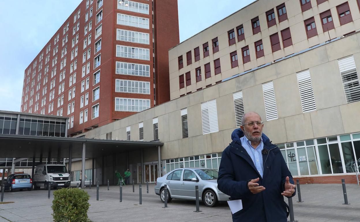 Francisco Igea, frente al Hospital Río Carrión, el centro al que ha pedido su readmisión como médico.