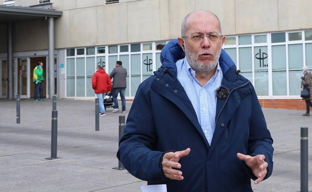 El exvicepresidente de la Junta y candidato de Cs, Francisco Igea en las puertas del Hospital Río Carrión de Palencia, centro en el que ha solicitado su reingreso como médico