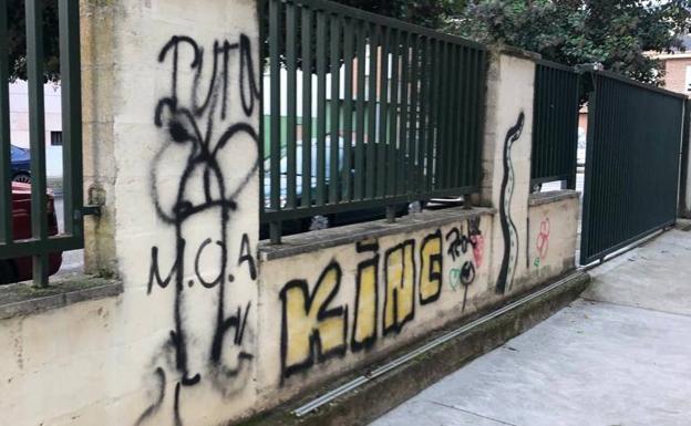 Imagen principal - La brigada de Obras de Ponferrada elimina grafitis «groseros y ofensivos» en el colegio Jesús Maestro