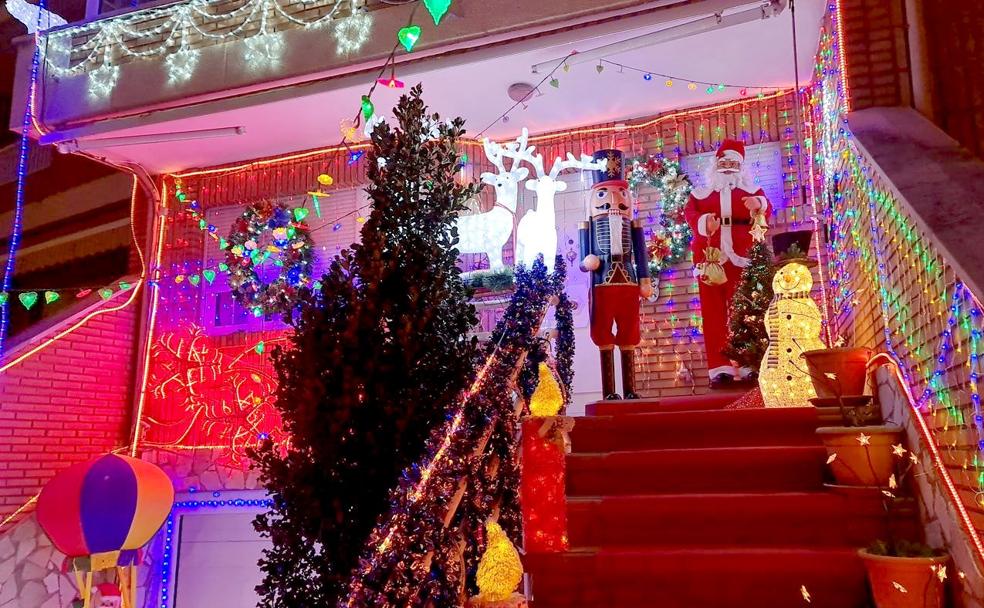 Es la vivienda más iluminada de León y su alfoz y no le falta el más mínimo detalle. Allí está Papá Nöel, soldaditos de Navidad, renos, trenes y trineos, estrellas, un portal de Belén y todo tipo de objetos que enriquecen y dan brillo. 
