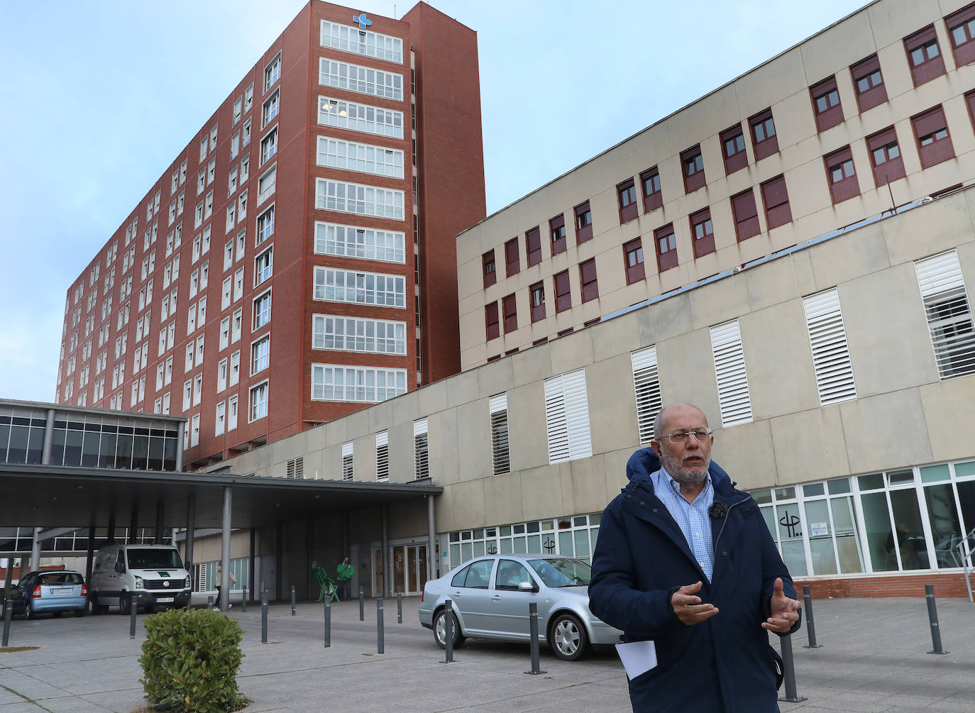 El ex vicepresidente de la Junta de Castilla y León visita las instalaciones del hospital en el que ha pedido su reingreso como médico.