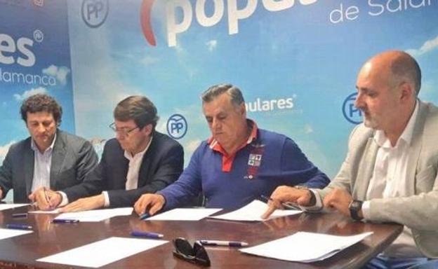 Firma del convenio de rechazo de la planta de biomasa con el presidente de la Junta de Castilla y León, Alfonso Fernández Mañueco.