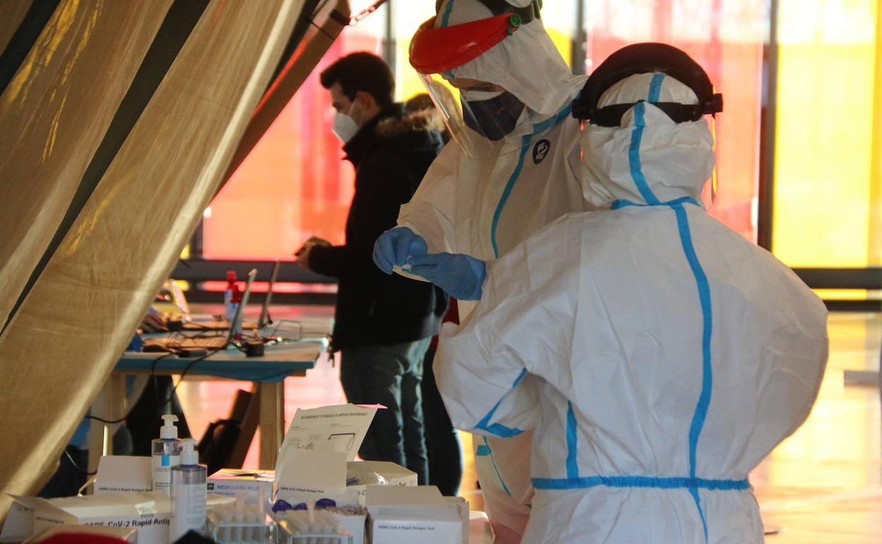 Equipos covid realizando pruebas en el Palacio de Exposiciones durante uno de los cribados masivos en la capital.