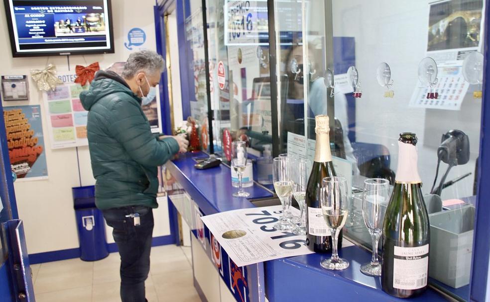 Botellas de champán, algunas abiertas y otras pendientes de celebración, en la administración de lotería de la localidad leonesa de Villamañán. 