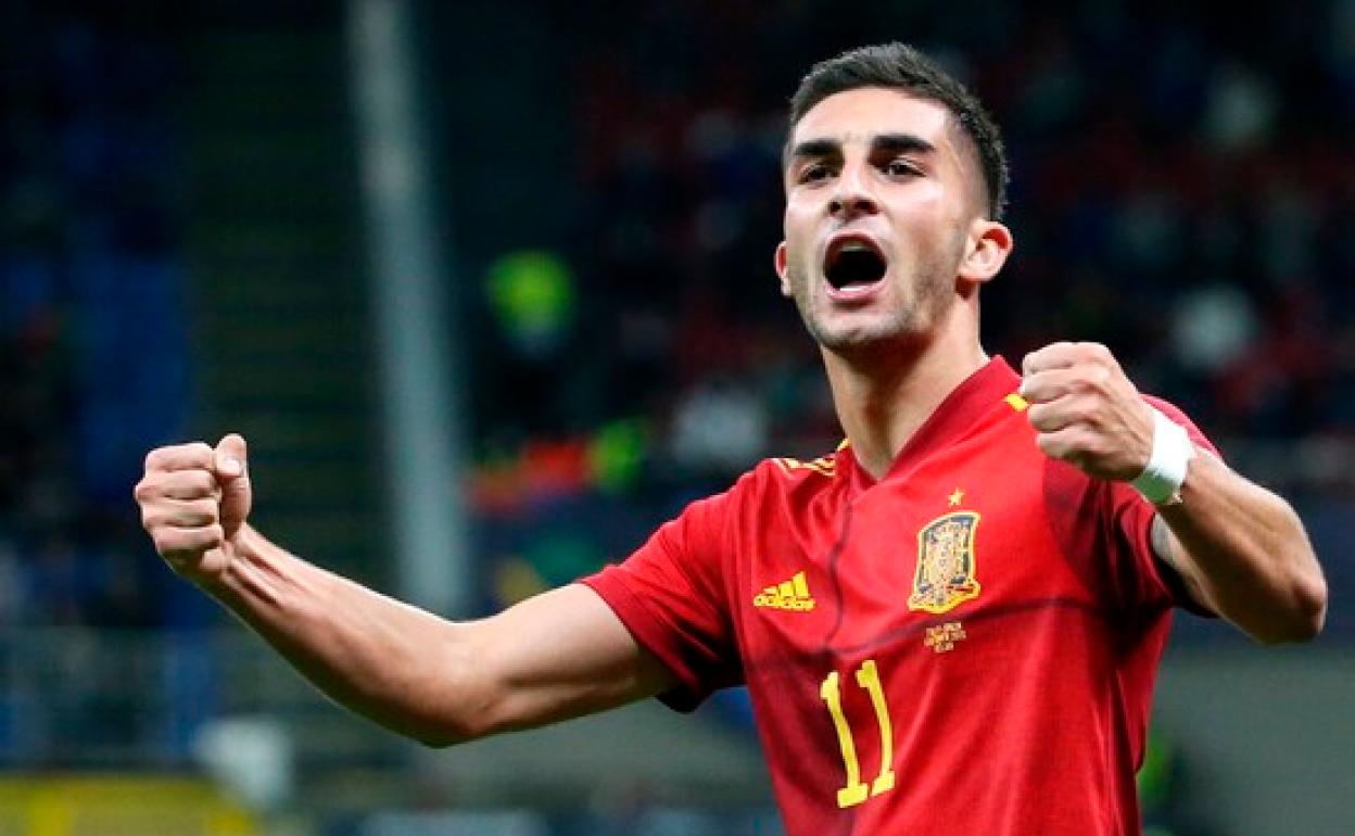 Ferran Torres celebra un gol con la selección española. 