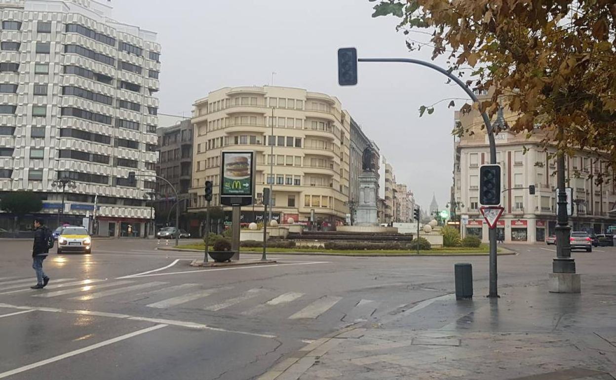 La Plaza Guzmán el Bueno ha presenciado un 'robo exprés' de un vehículo.