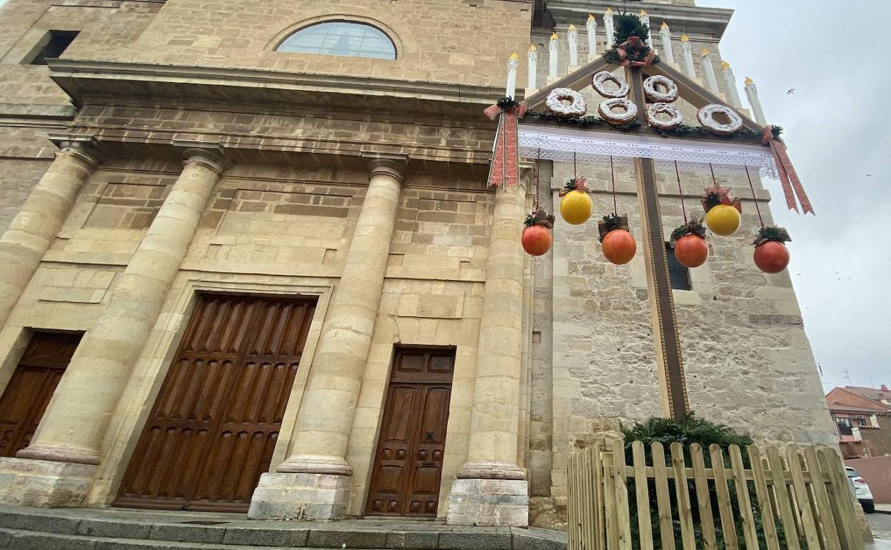 El ramo leonés luce frente a la iglesia de San Pedro de Valencia de Don Juan.