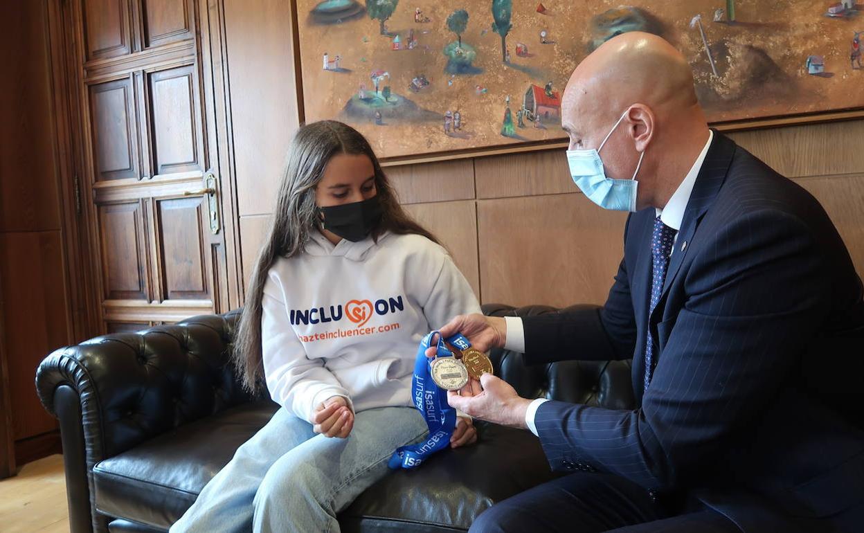 El alcalde, José Antonio Diez, recibió a la surfista adaptada leonesa María Martín-Granizo tras ser bronce en el campeonato del Mundo celebrado el Pismo Beach, California.