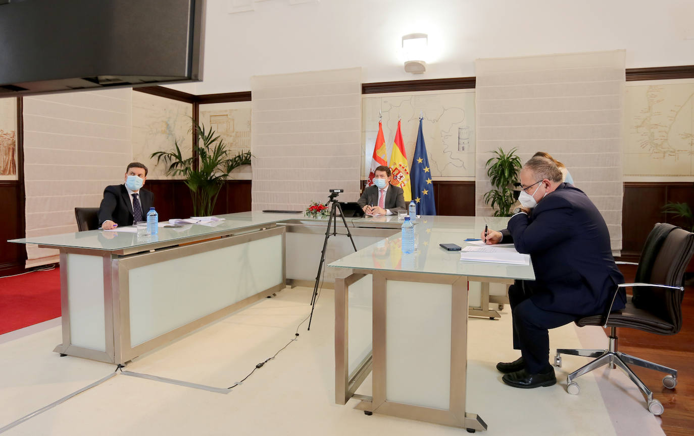 El presidente de la Junta de Castilla y León, Alfonso Fernández Mañueco, informa en rueda de prensa sobre la XXV Conferencia de Presidentes, que se celebra de forma telemática.