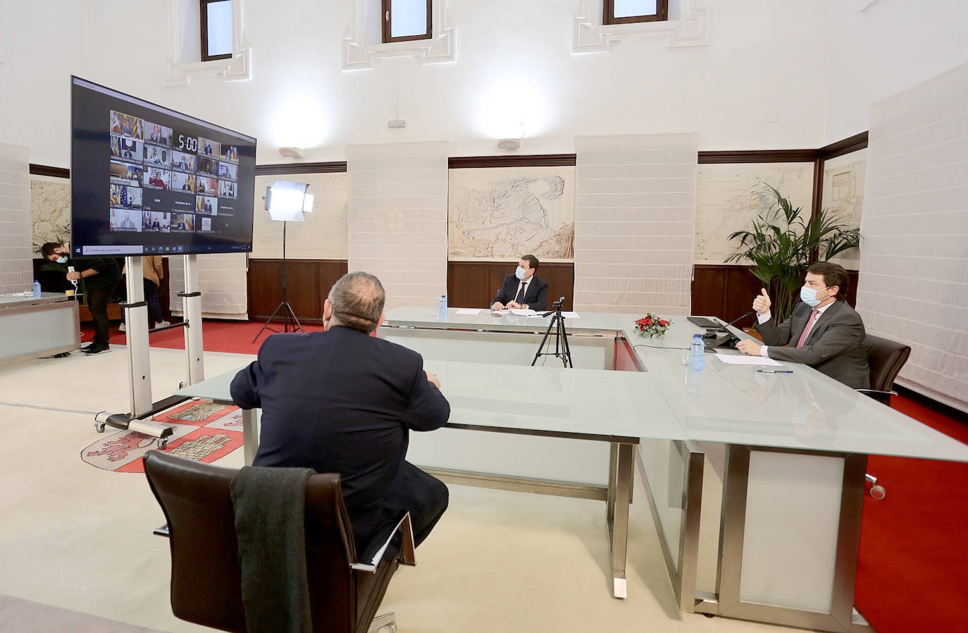 El presidente de la Junta de Castilla y León, Alfonso Fernández Mañueco, informa en rueda de prensa sobre la XXV Conferencia de Presidentes, que se celebra de forma telemática.