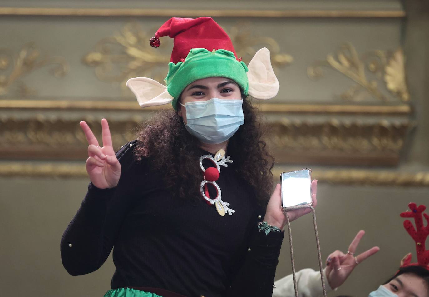 El 'obispo de la lotería' leonés, Juan López, se convierte en protagonista en el Teatro Real después de 'bendecir' los décimos de Doña Manolita | El hostelero responsable del bar Azaila de la capital remarca el «espectacular ambiente» de la jornada. 