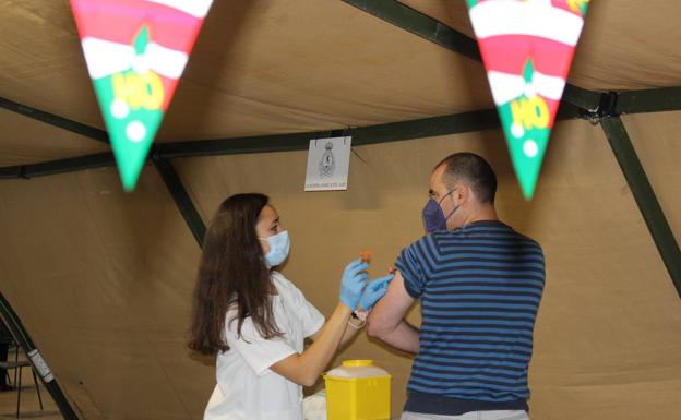 Un hombre recibe la dosis de refuerzo de la vacuna en el Palacio de Exposiciones. 