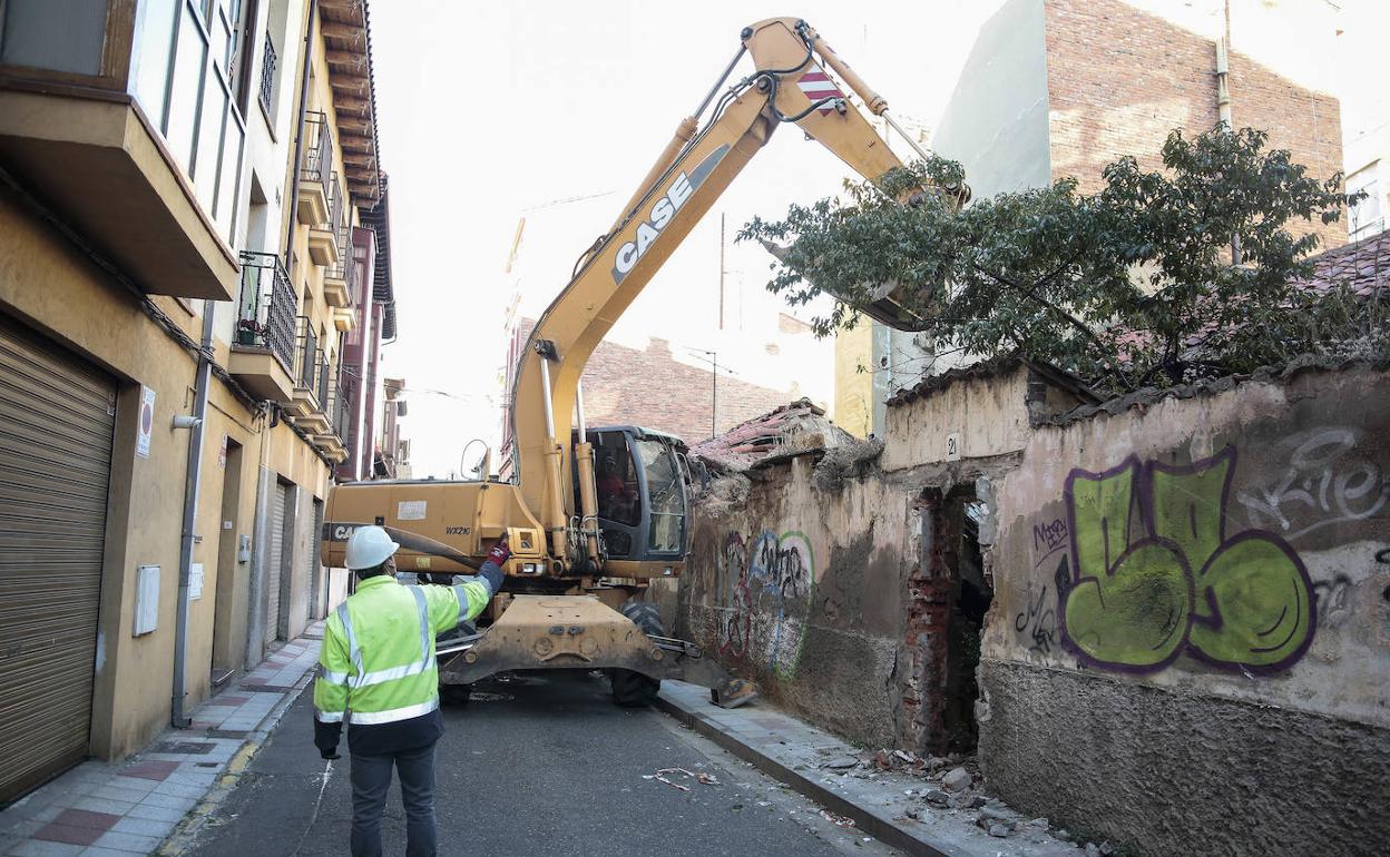 Demolición de las casas afectadas por la Ronda Interior de León, iniciada el pasado mes de noviembre.