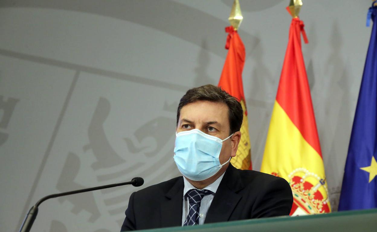 El consejero de Economía y Hacienda y portavoz, Carlos Fernández Carriedo, comparece en rueda de prensa posterior al Consejo de Gobierno.