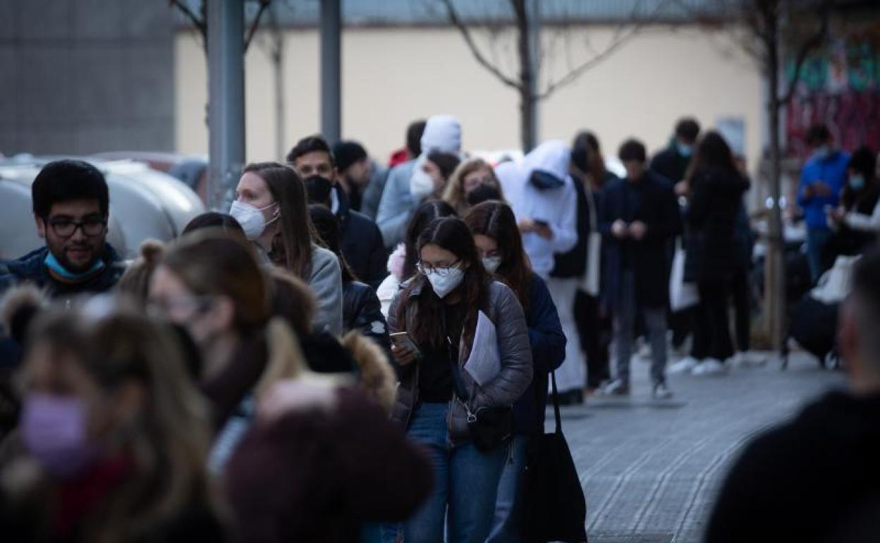 Cola para hacerse una PCR en Barcelona. 