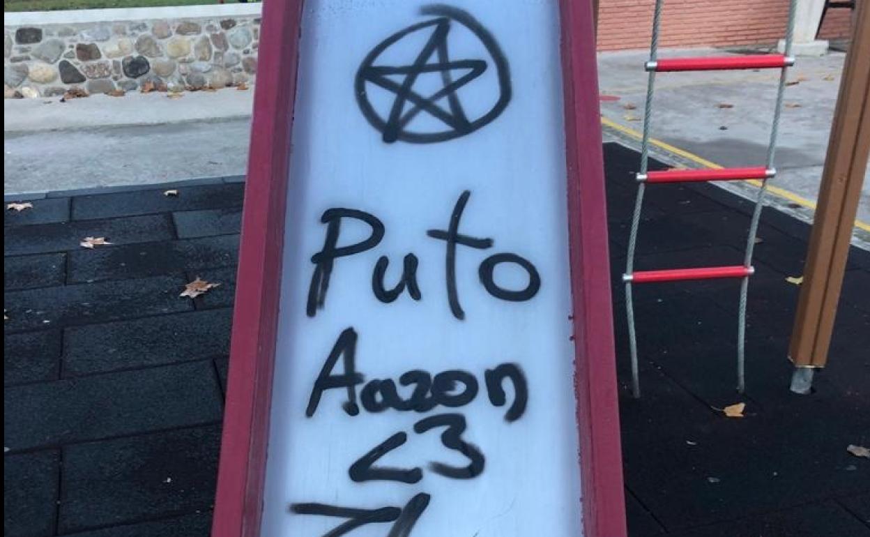 Graffiti en los colegio Las Alamedas de Dehesas.