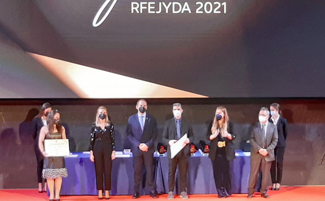 La leoensa Sara Terán, durante la entrega de la correspondiente distinción por el 6º Dan.