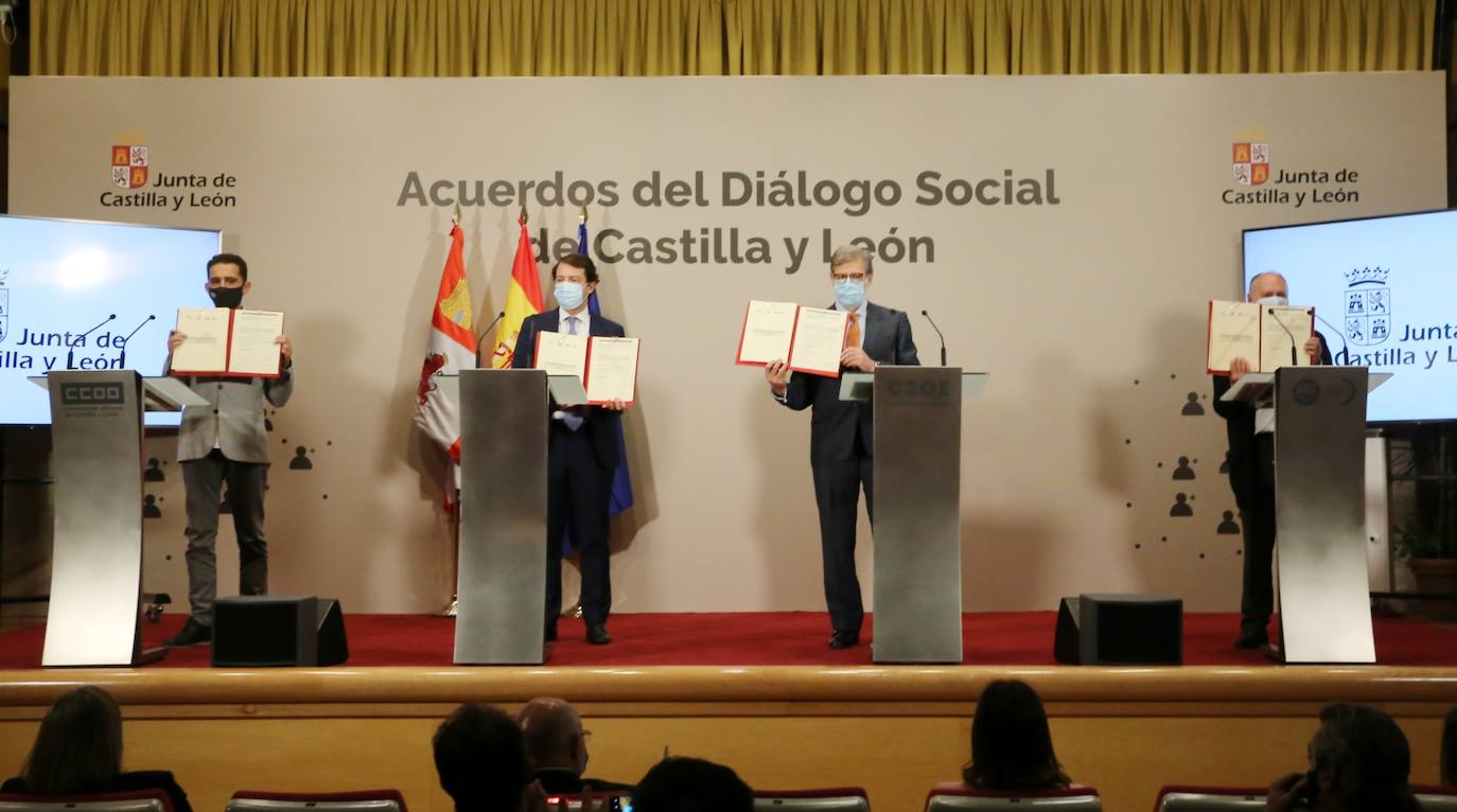 El presidente de la Junta de Castilla y León, Alfonso Fernández Mañueco, firma con los agentes sociales y económicos los acuerdos alcanzados en el seno del Consejo del Diálogo Social. En la imagen, junto a los secretarios autonómicos de UGT y CCOO, Faustino Temprano y Vicente Andrés, y el presidente de la CEOE Castilla y León, Santiago Aparicio.