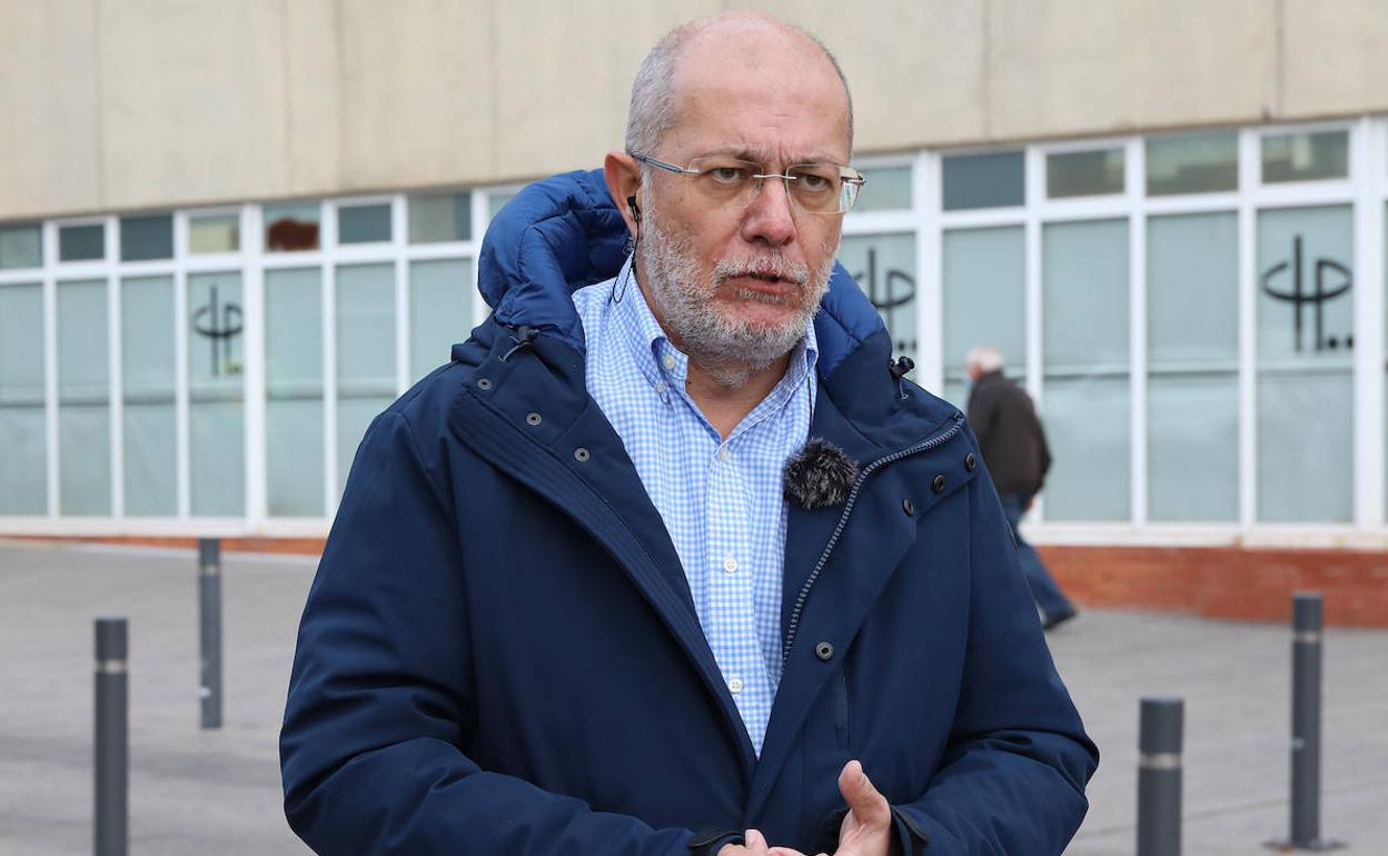 Francisco Igea a las puertas del Hospital Río Carrión de Palencia en su vuelta a la medicina. 