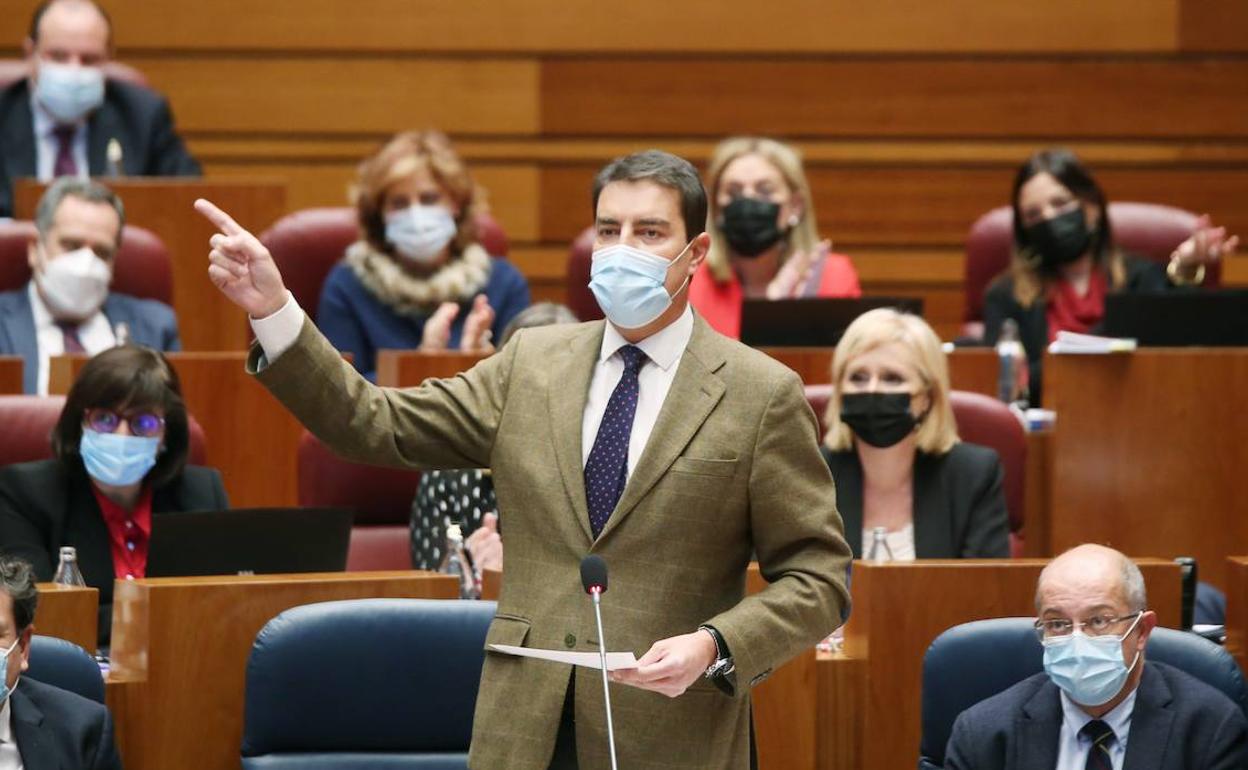 Intervención del consejero de Presidencia, Ángel Ibáñez, en el Pleno de las Cortes. Rubén Cacho