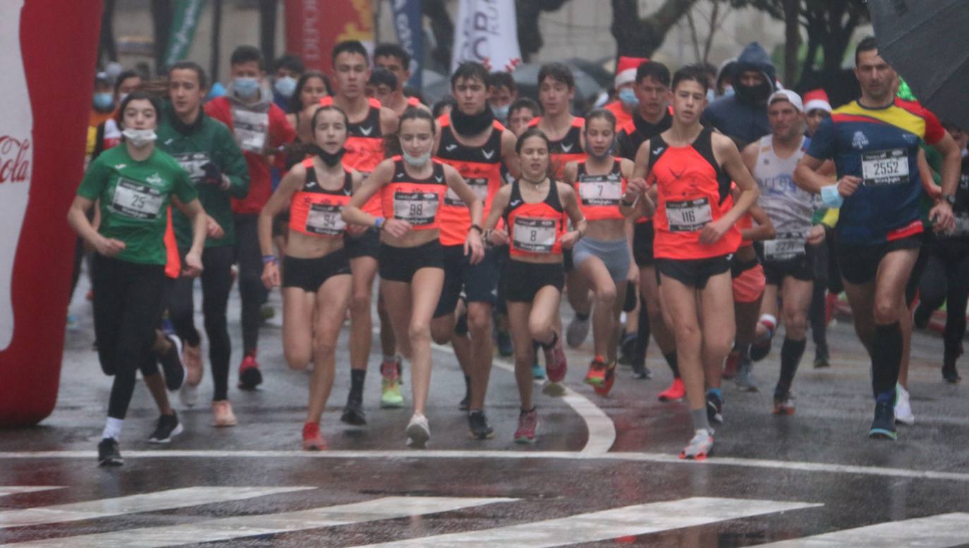 Cientos de personas despiden el año a la carrera en la capital leonesa donde la lluvia también fue protagonista.