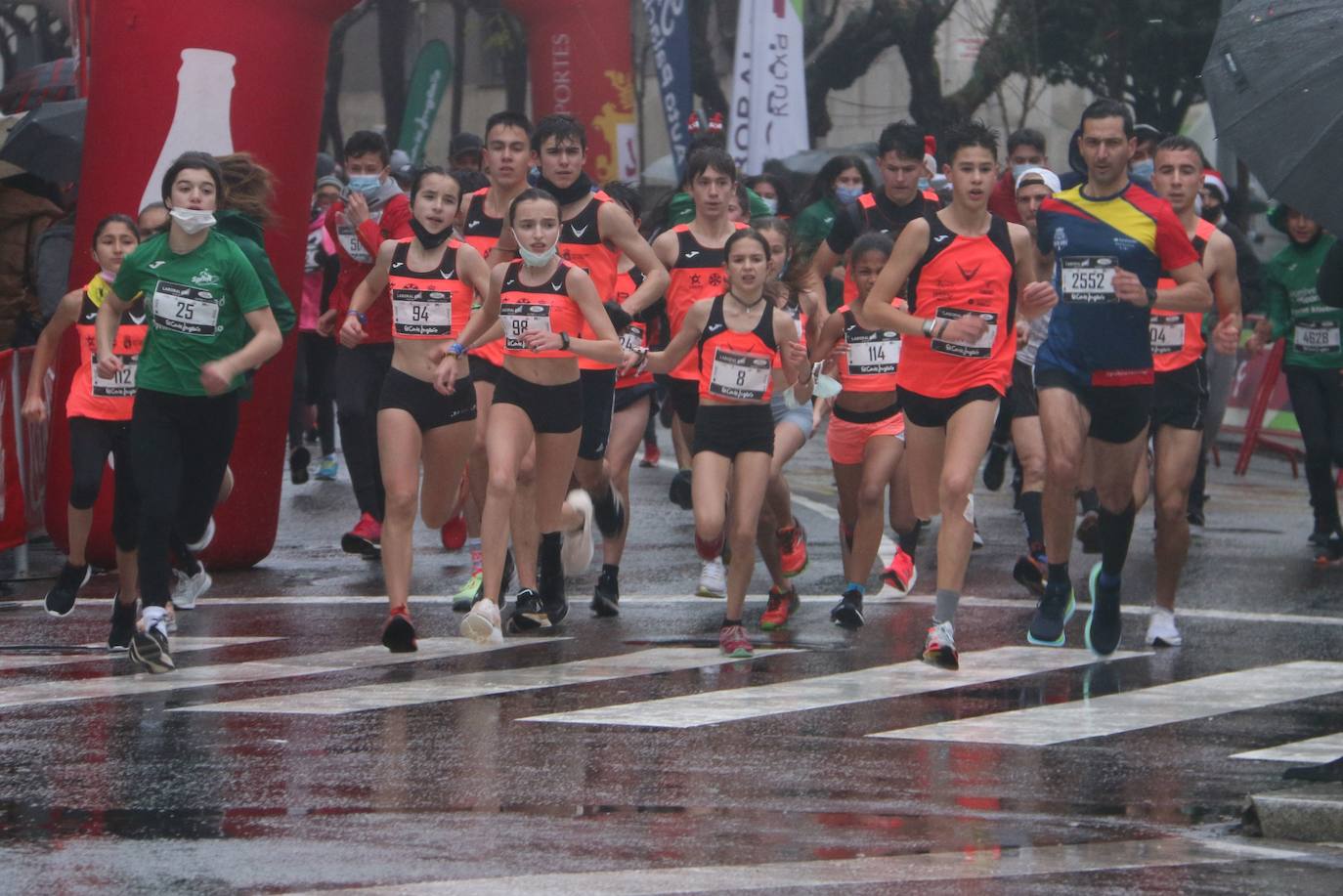 Cientos de personas despiden el año a la carrera en la capital leonesa donde la lluvia también fue protagonista.