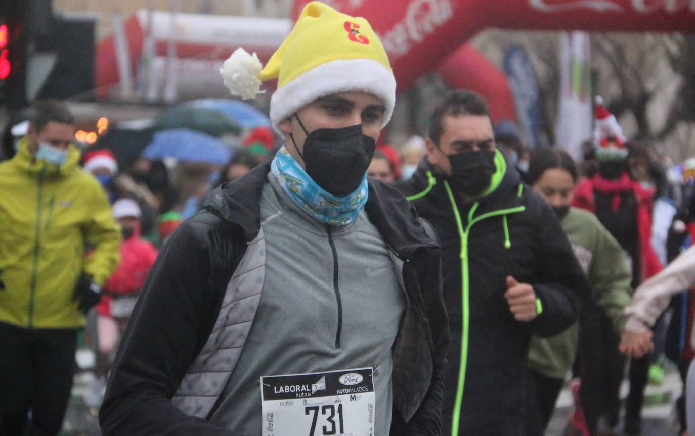 Cientos de personas despiden el año a la carrera en la capital leonesa donde la lluvia también fue protagonista.