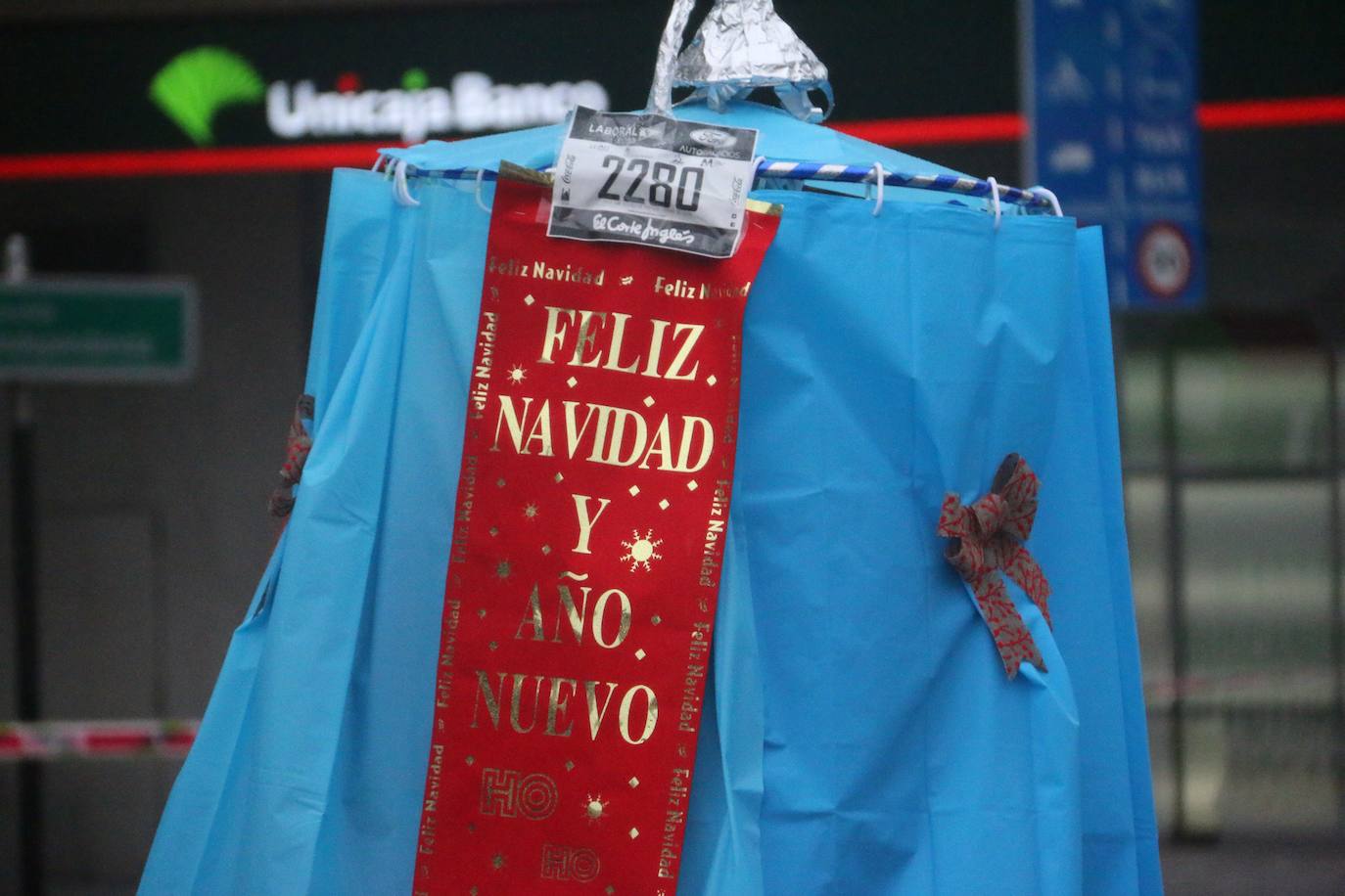 Cientos de personas despiden el año a la carrera en la capital leonesa donde la lluvia también fue protagonista.