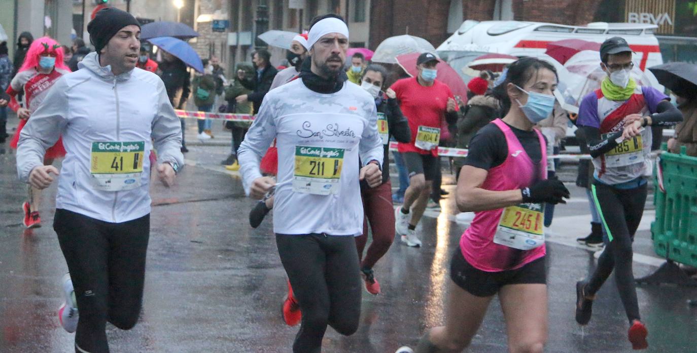 Cientos de personas despiden el año a la carrera en la capital leonesa donde la lluvia también fue protagonista.