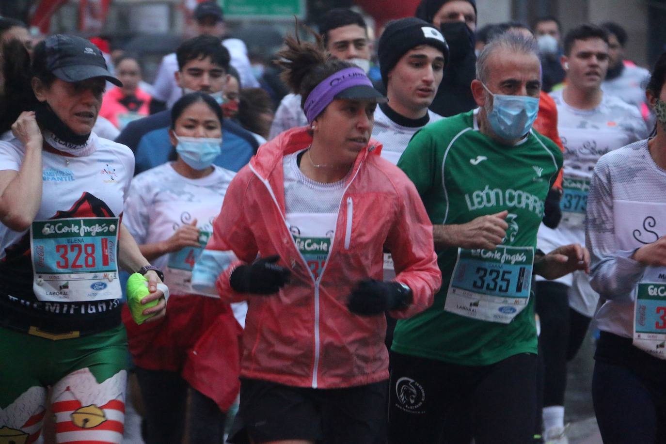 Cientos de personas despiden el año a la carrera en la capital leonesa donde la lluvia también fue protagonista.