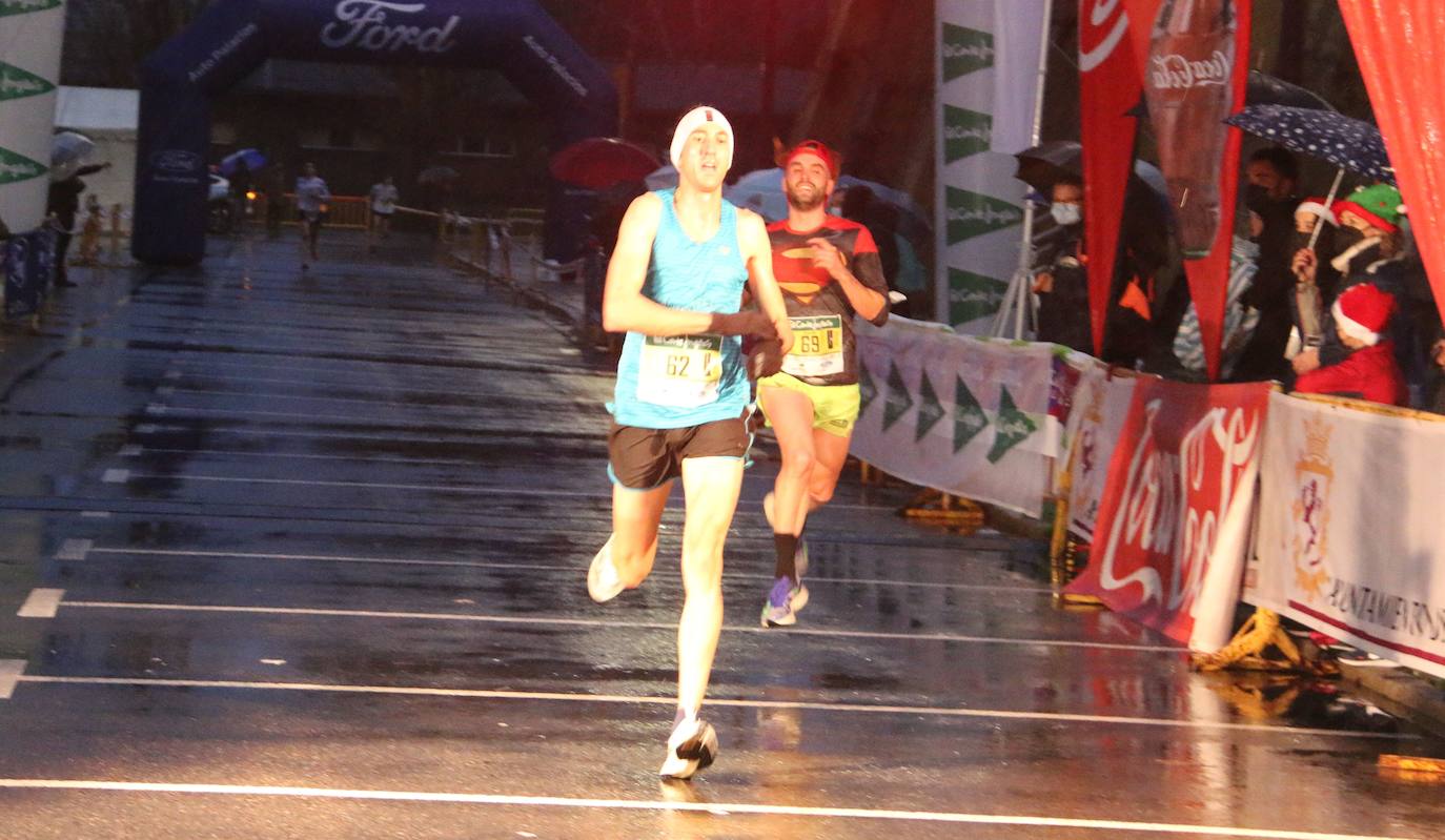 Cientos de personas despiden el año a la carrera en la capital leonesa donde la lluvia también fue protagonista.