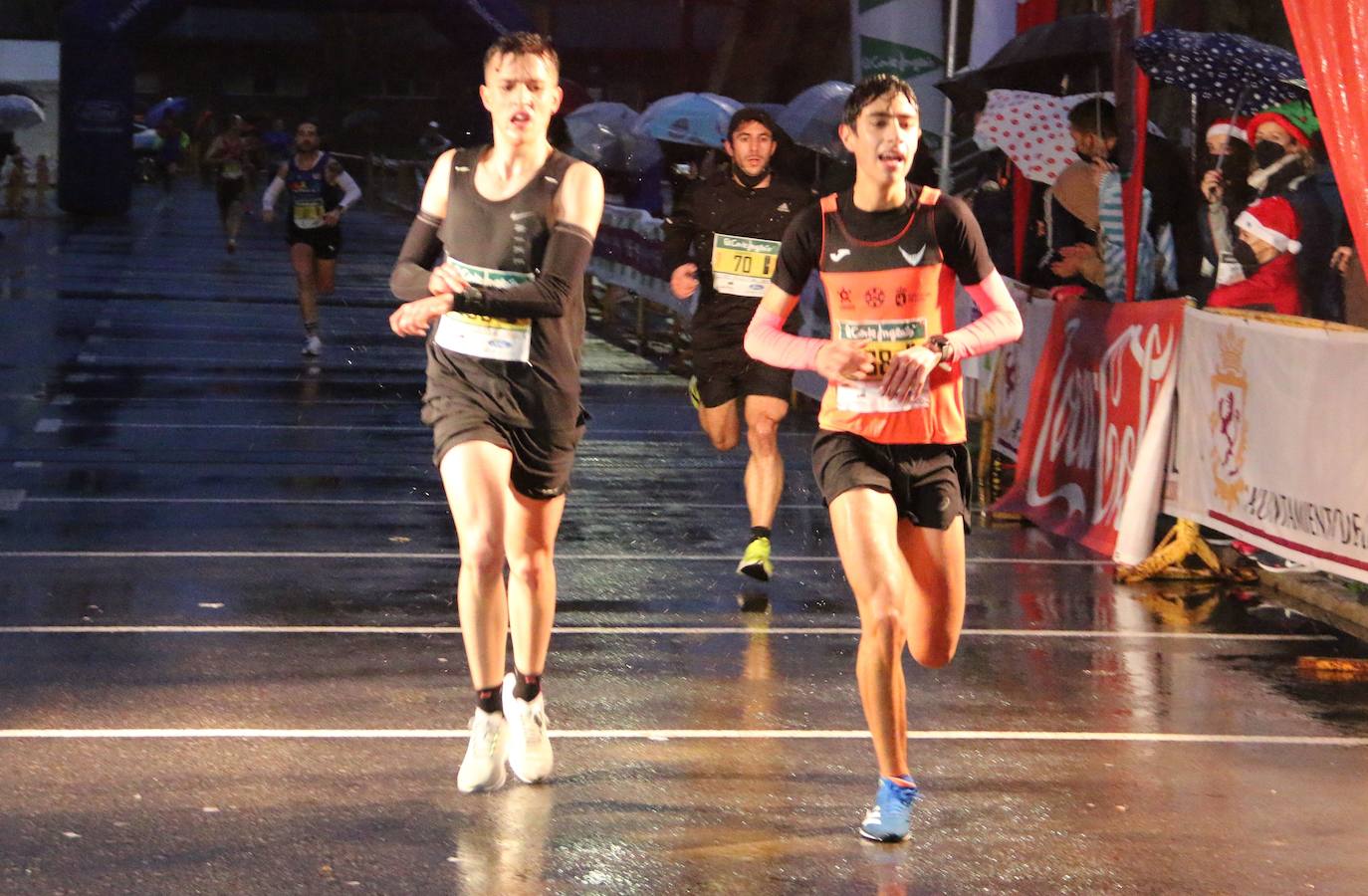 Cientos de personas despiden el año a la carrera en la capital leonesa donde la lluvia también fue protagonista.