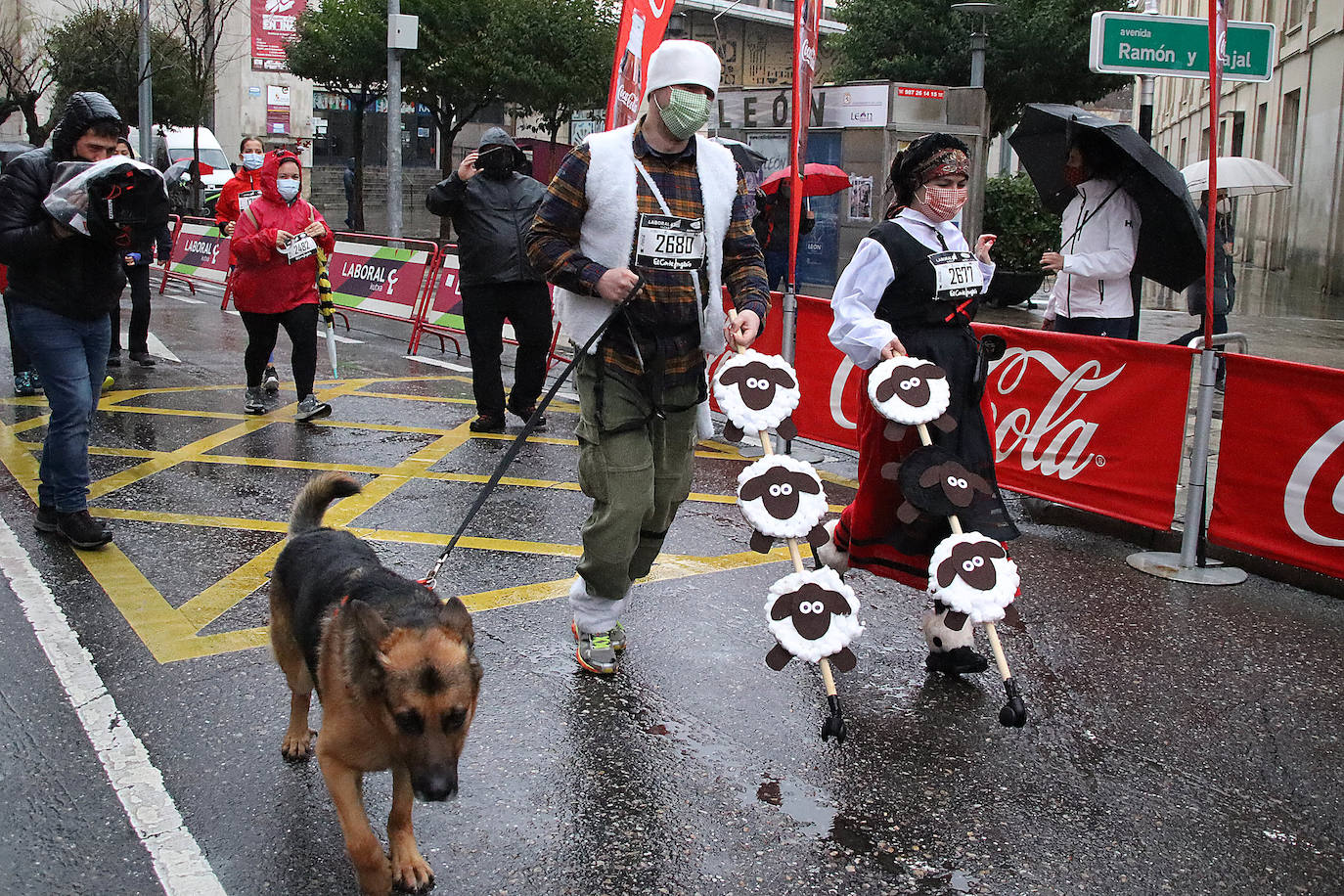 Cientos de personas despiden el año a la carrera en la capital leonesa donde la lluvia también fue protagonista.