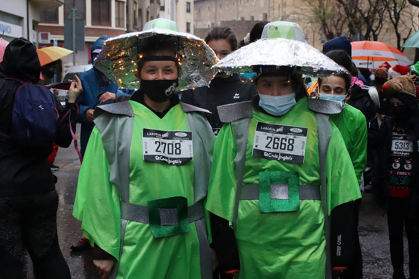 Cientos de personas despiden el año a la carrera en la capital leonesa donde la lluvia también fue protagonista.