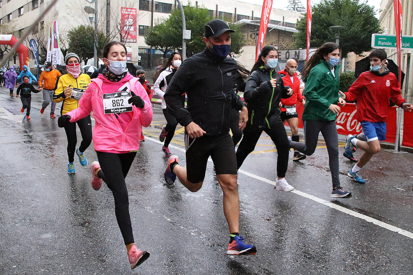 Cientos de personas despiden el año a la carrera en la capital leonesa donde la lluvia también fue protagonista.