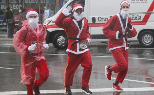 Galería. Cientos de leoneses participaron en esta San Silvestre, muchos de ellos disfrazados.