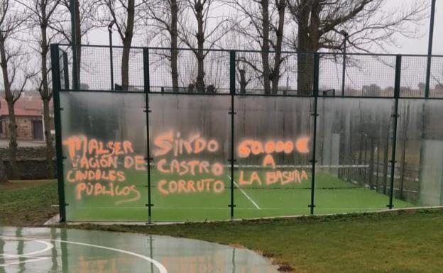 Pista de pádel de Santiago Millas este domingo tras las pintadas. 