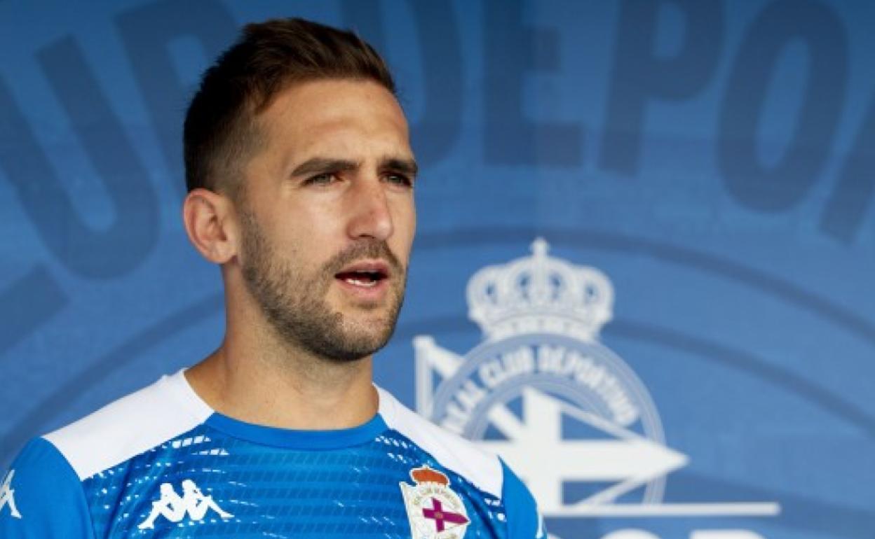 Alberto Benito apenas ha disputado 123 minutos esta temporada con el Deportivo y buscará una salida en enero. La Cultural está pendiente de sus movimientos.